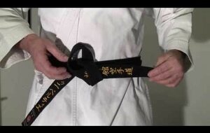 Comment bien faire son noeud de ceinture